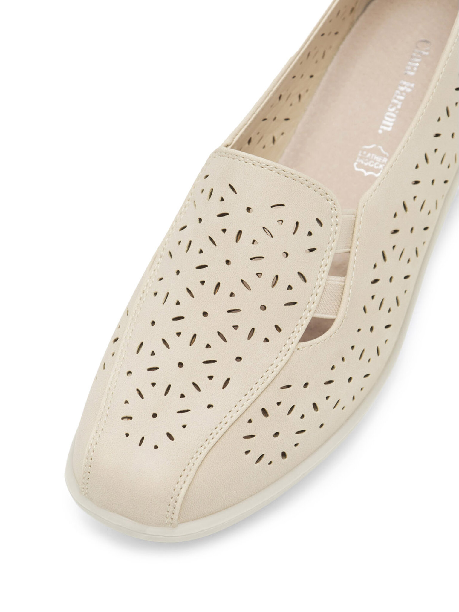 Poolsaapad Clara Barson