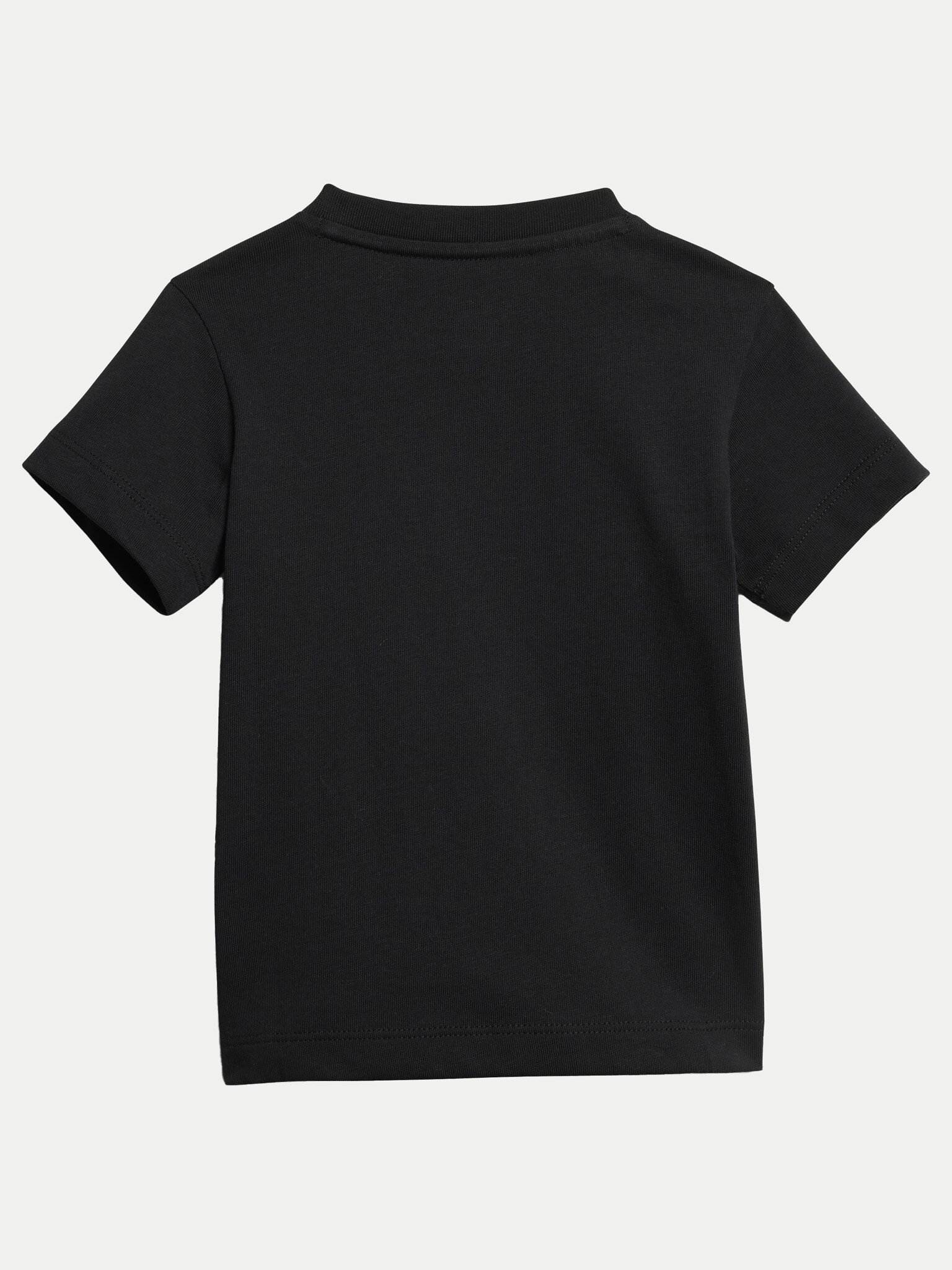 Komplekti kuuluvad t-särk ja šortsid adidas