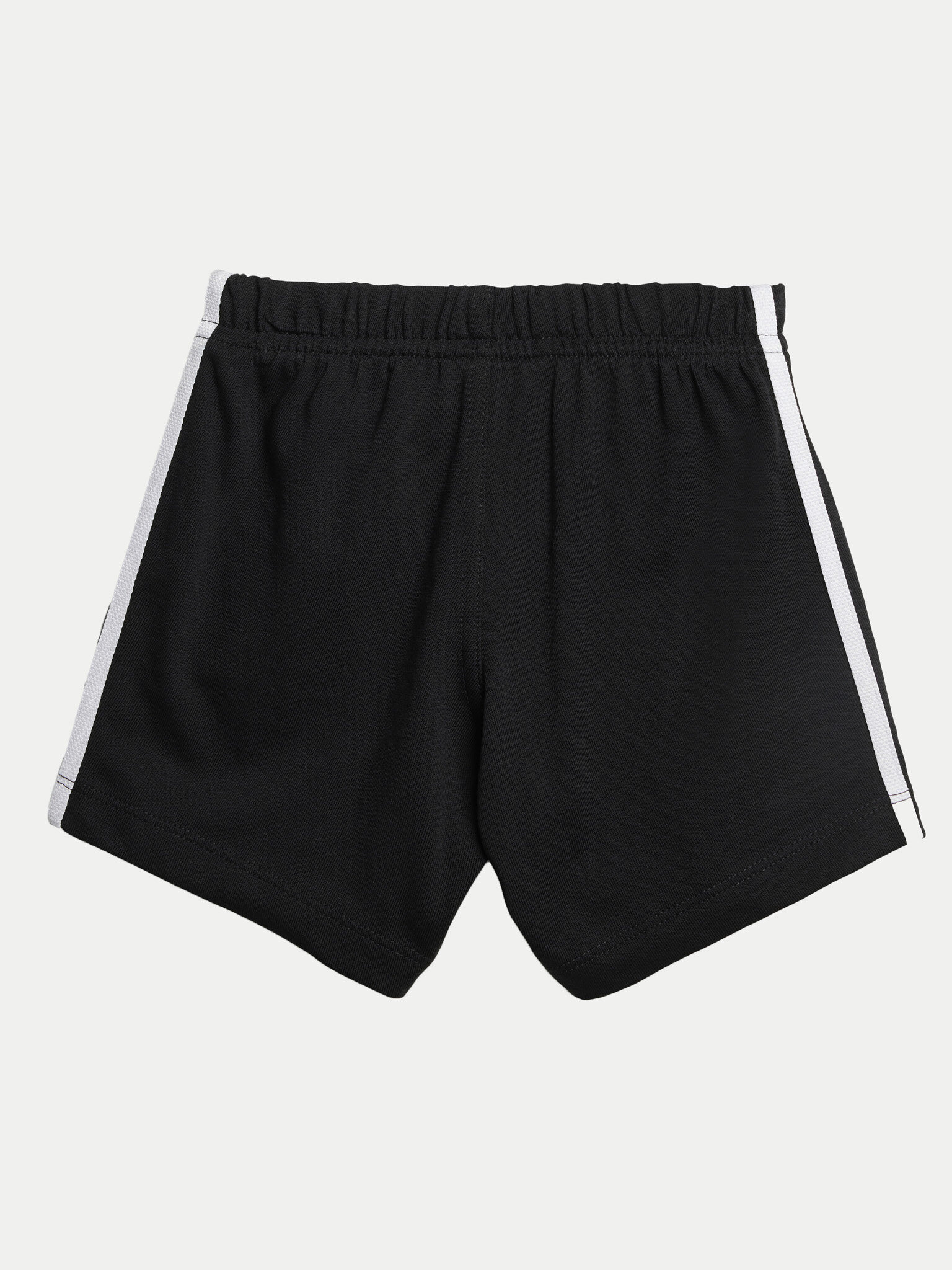 Komplekti kuuluvad t-särk ja šortsid adidas