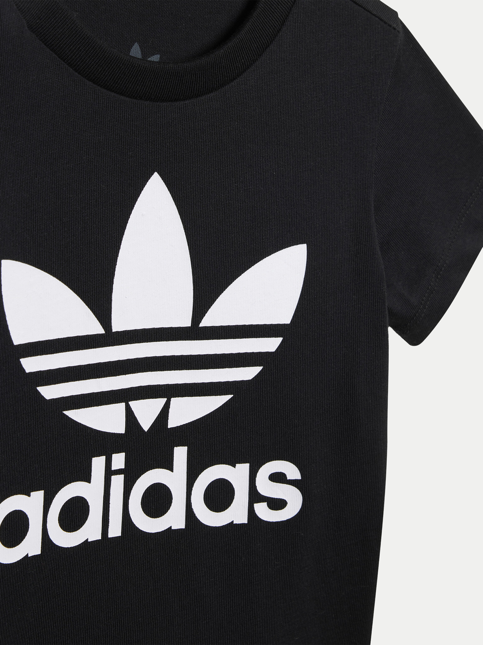 Komplekti kuuluvad t-särk ja šortsid adidas