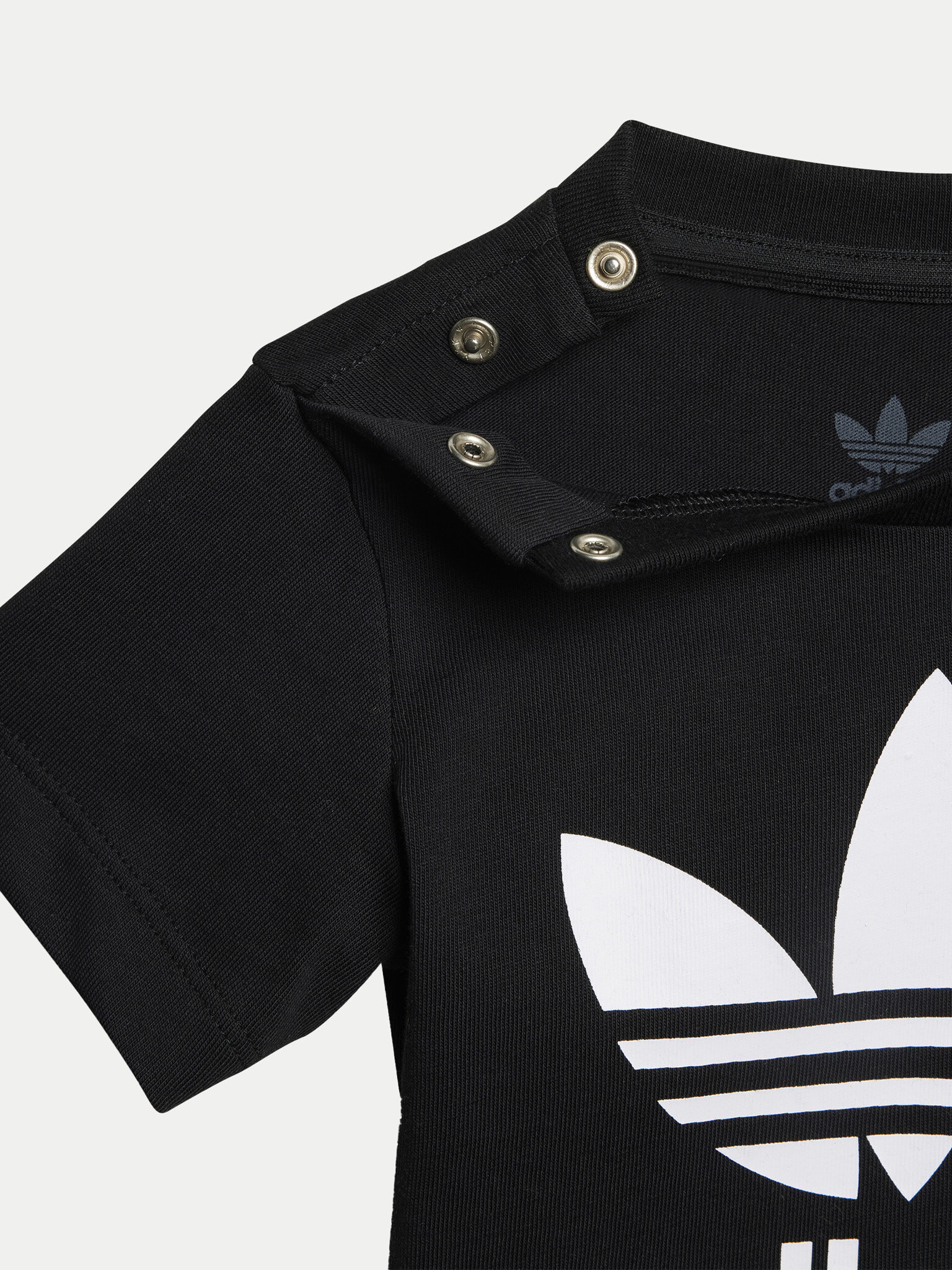 Komplekti kuuluvad t-särk ja šortsid adidas