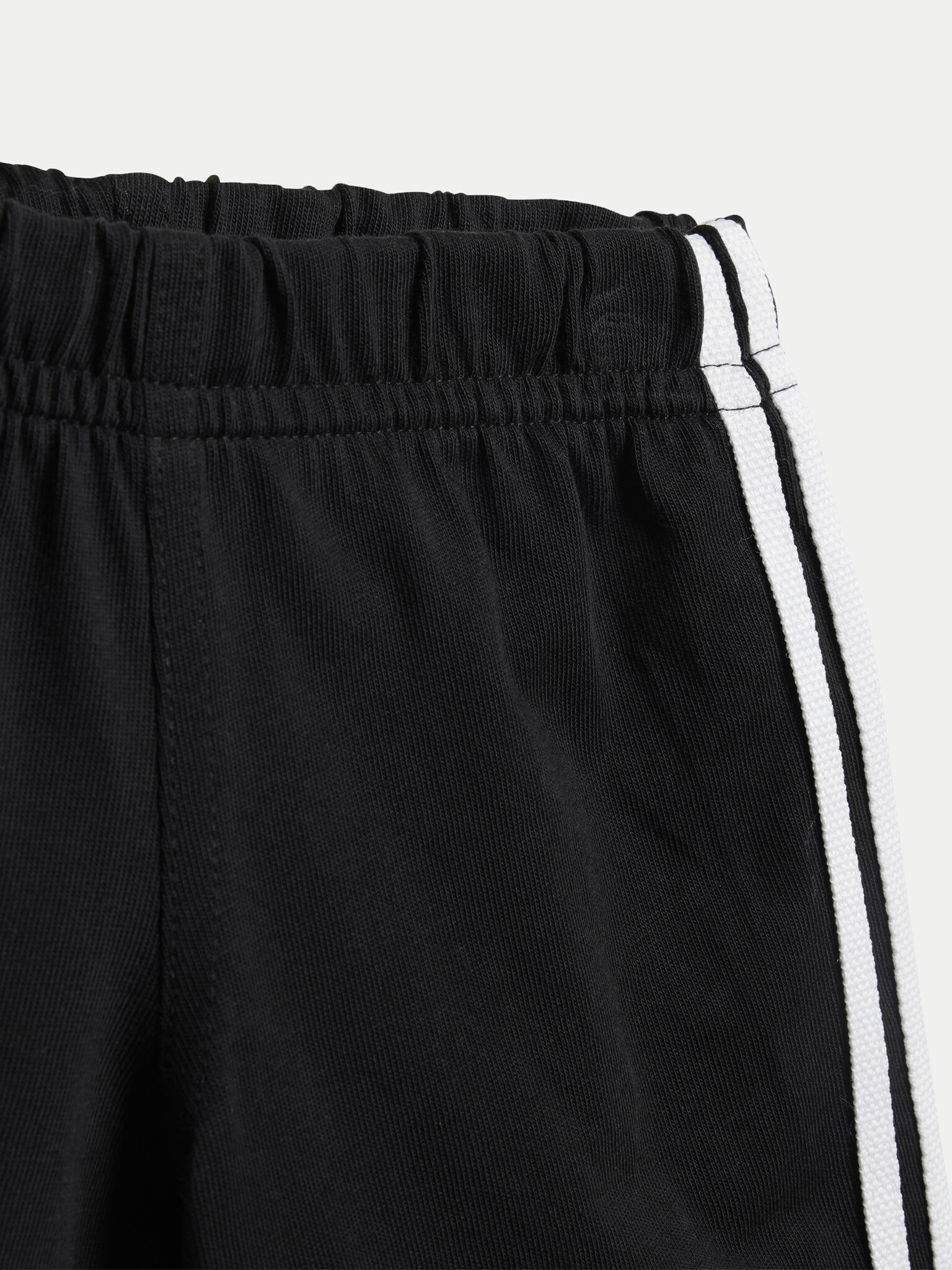 Komplekti kuuluvad t-särk ja šortsid adidas