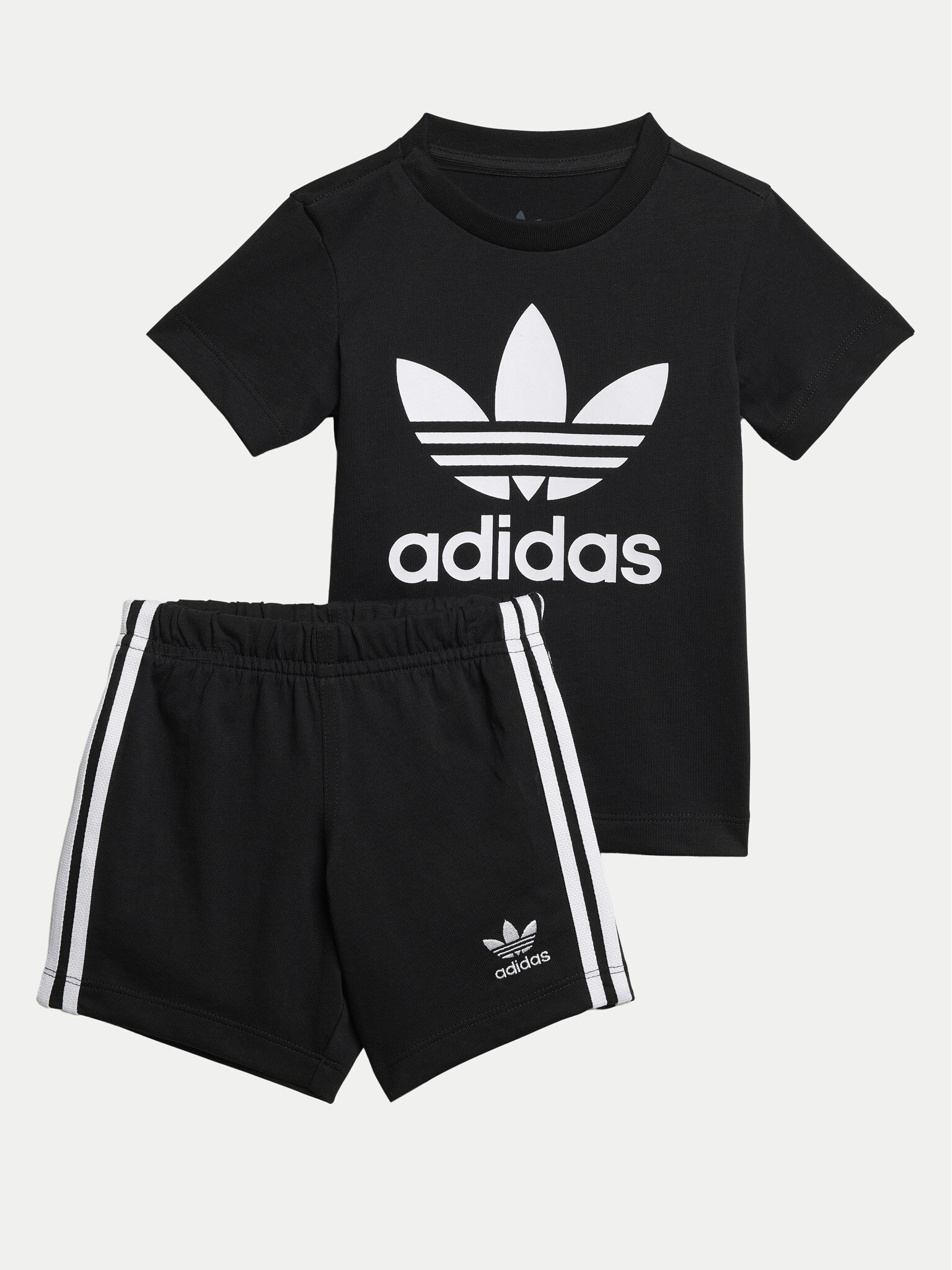 Komplekti kuuluvad t-särk ja šortsid adidas