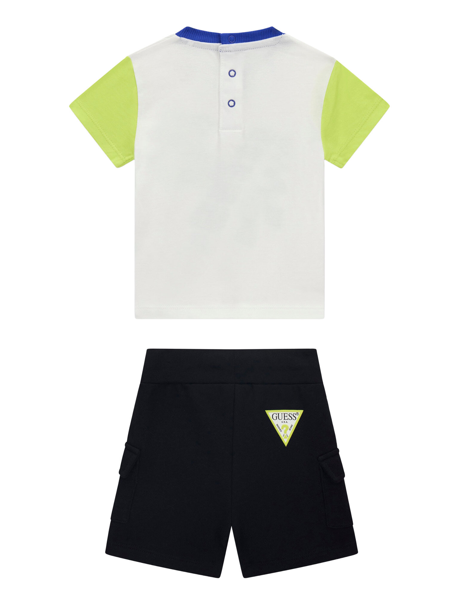 Komplekti kuuluvad t-särk ja spordišortsid Guess