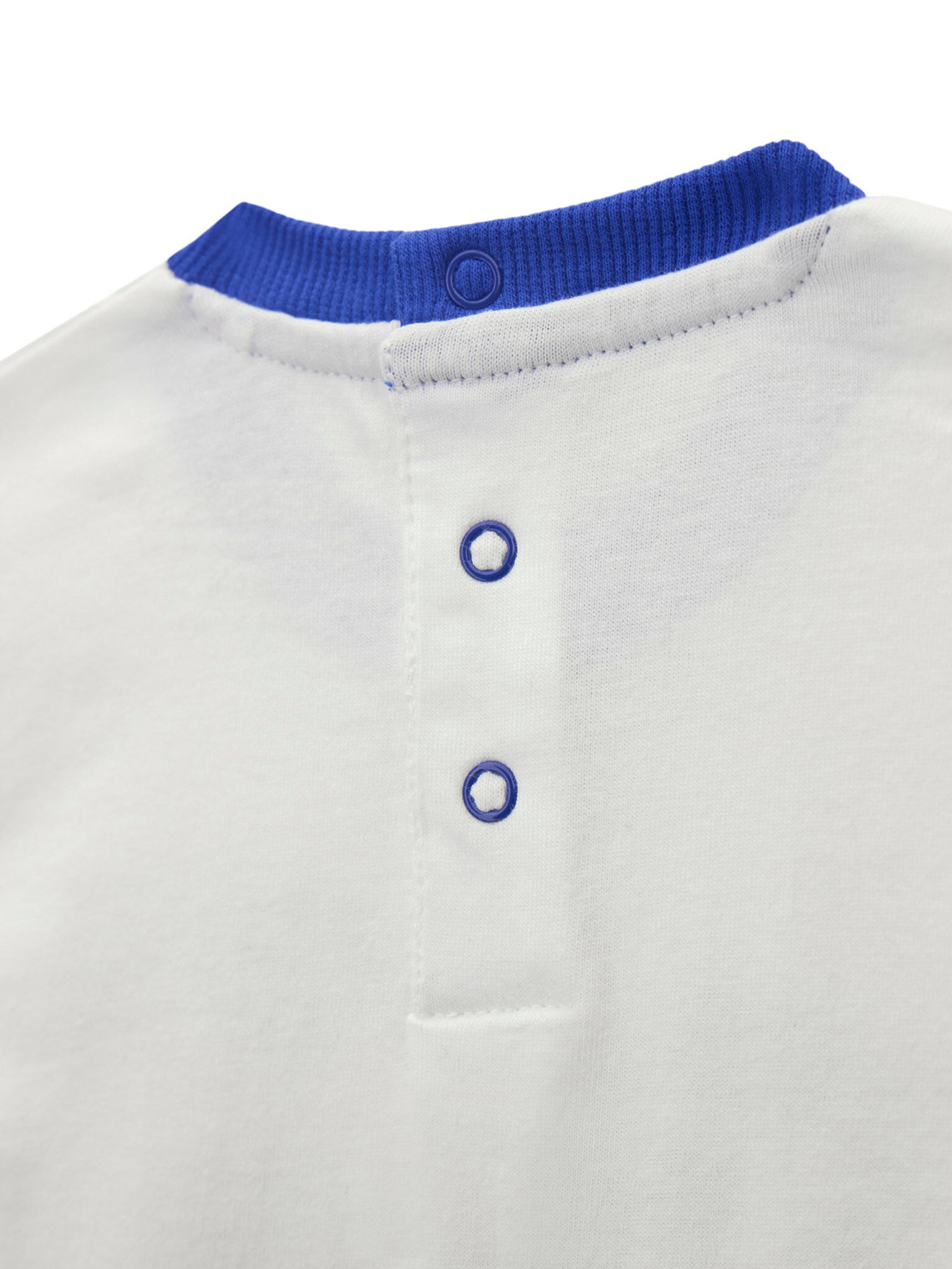 Komplekti kuuluvad t-särk ja spordišortsid Guess