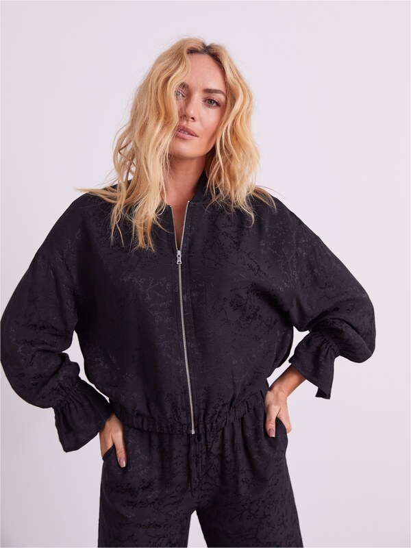 ABOUT YOU x Iconic by Tatiana Kucharova Kevad-sügisjope 'Layla' must