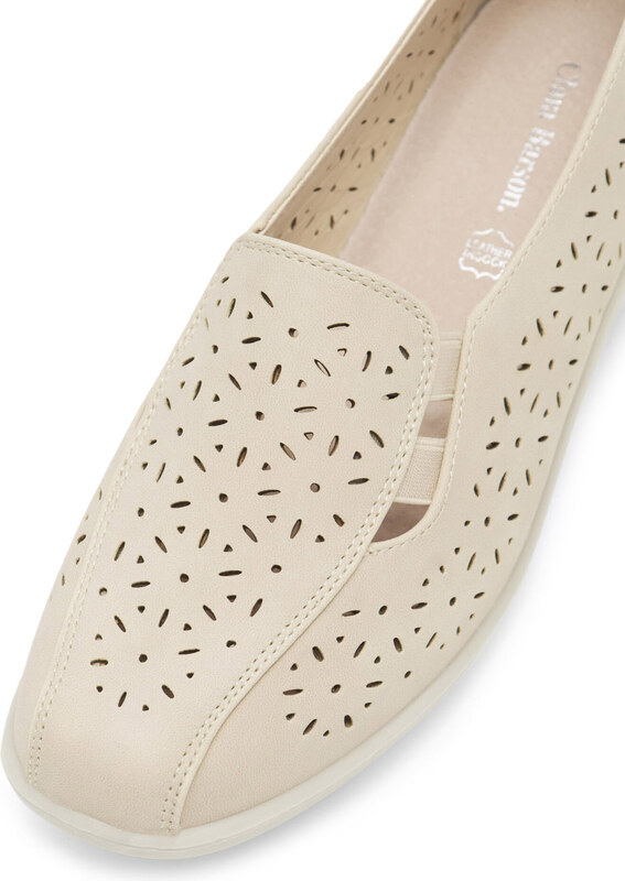 Poolsaapad Clara Barson