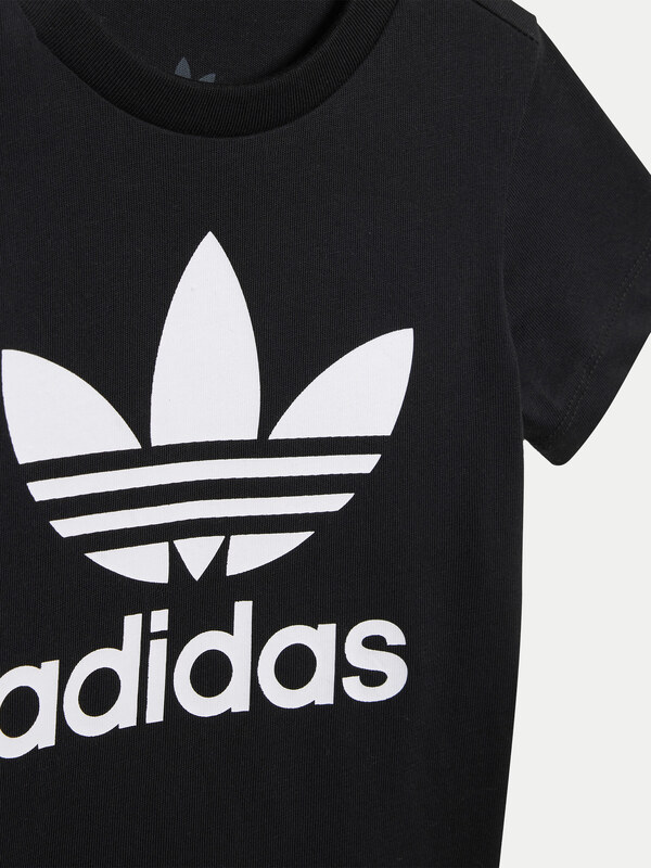 Komplekti kuuluvad t-särk ja šortsid adidas