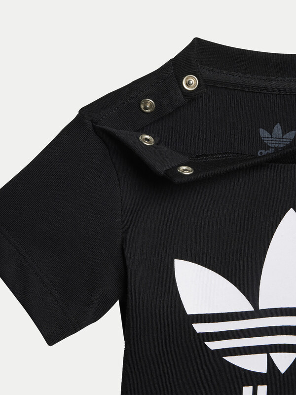 Komplekti kuuluvad t-särk ja šortsid adidas