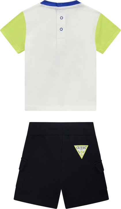 Komplekti kuuluvad t-särk ja spordišortsid Guess