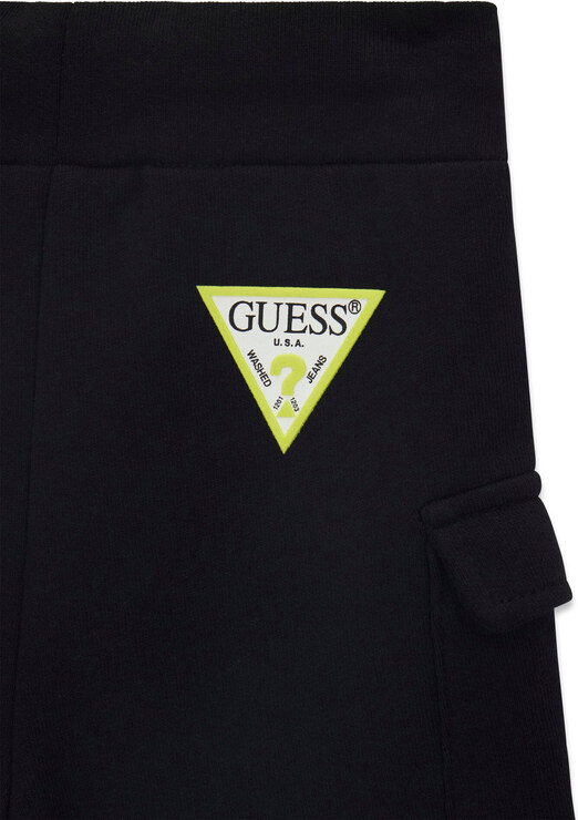 Komplekti kuuluvad t-särk ja spordišortsid Guess