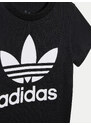 Komplekti kuuluvad t-särk ja šortsid adidas